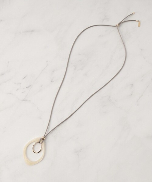 INDIVI（インディヴィ）の「【フリー調整】マーブル調樹脂ロングネックレス（ネックレス・レディース・ベージュ系その他7/ブラック系3・00）」の4枚目の写真