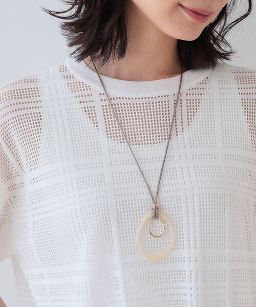 INDIVI（インディヴィ）の「【フリー調整】マーブル調樹脂ロングネックレス（ネックレス・レディース・ベージュ系その他7/ブラック系3・00）」の8枚目の写真