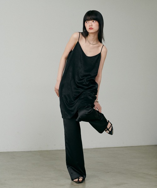 LARUTA(ラルータ)の「【LARUTA】マットバックサテンチュニックワンピース(キャミソール・レディース・ブラック/ブラウン・FREE)」の3枚目の写真