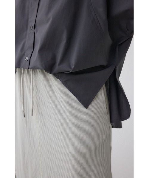 AZUL by moussy（アズールバイマウジー）の「タックヘムコクーンシャツ（シャツ/ブラウス・レディース・ブラック/アイボリー/グレー・FREE）」の4枚目の写真