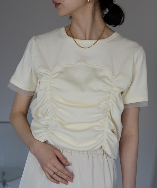 each（イーチ）の「シャーリングギャザービスチェデザインTシャツ（Tシャツ/カットソー・レディース・アイボリー/スミクロ/ベージュ・FREE）」の2枚目の写真