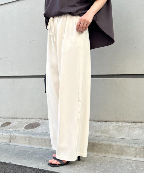 Jena espace merveilleux（ジェナ　エスパスメルヴェイユ）の「【-3kg見え／サイズ展開あり／美脚】トロミイージーパンツ（その他パンツ・レディース・オフホワイト/ブラック/ブルー系その他・1/2）」の4枚目の写真