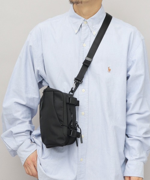 NAUTICA(ノーティカ)の「CORDURAポリエステル マグネットバックル 縦型 ミニショルダーバッグ(ショルダーバッグ・メンズ・ブラック・FREE)」の3枚目の写真