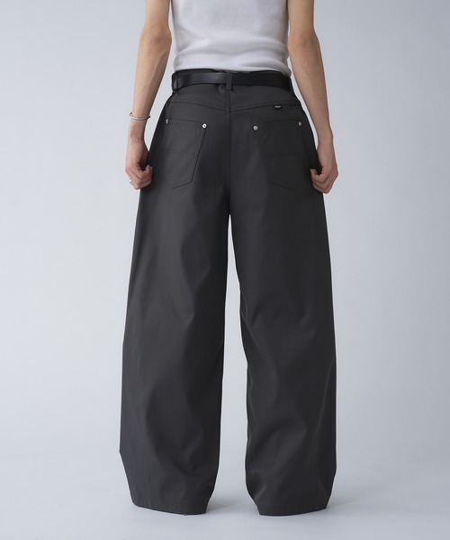 Adoon plain(アドーンプレーン)の「POLYESTER WIDE CURVE DESIGN SLACKS / ポリエステルワイドカーブデザインスラックス(スラックス・メンズ・チャコールグレー/ブラック・SMALL/LARGE/MEDIUM)」の18枚目の写真