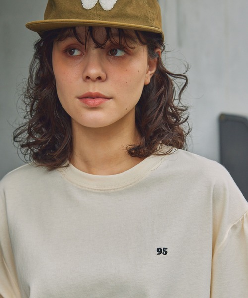 MONO-MART LADY'S(モノマートレディース)の「ナンバリング刺繍 パフスリーブ 半袖Tシャツ(Tシャツ/カットソー・レディース・アイボリー/スミクロ/オフホワイト・FREE)」の10枚目の写真