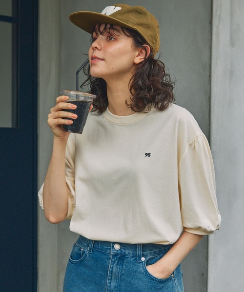 MONO-MART LADY'S(モノマートレディース)の「ナンバリング刺繍 パフスリーブ 半袖Tシャツ(Tシャツ/カットソー・レディース・アイボリー/スミクロ/オフホワイト・FREE)」の4枚目の写真