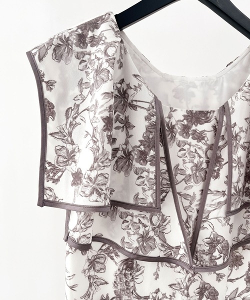 SAISON DE PAPILLON(セゾンドパピヨン)の「ラッフルカラー花柄ロングワンピース(ワンピース・レディース・グレー・L/M/S)」の11枚目の写真