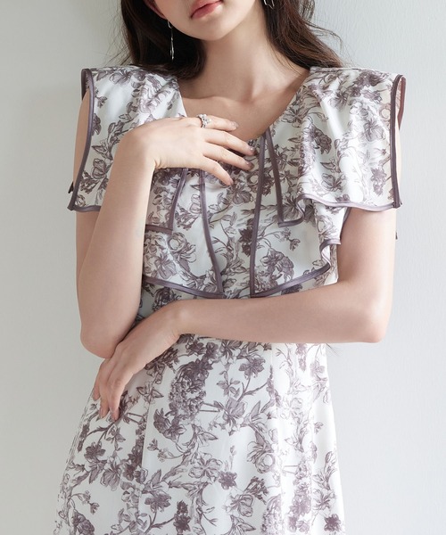 SAISON DE PAPILLON(セゾンドパピヨン)の「ラッフルカラー花柄ロングワンピース(ワンピース・レディース・グレー・L/M/S)」の8枚目の写真