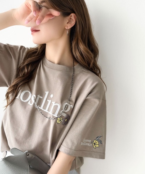 classicalelf（クラシカルエルフ）の「ナチュラルな中に、さりげない華。綿100％ロゴ×フラワー刺繍ビッグTシャツ（半袖）（Tシャツ/カットソー・レディース・チャコール/ネイビー/オートミール/ホワイト/グレイッシュベージュ・LARGE/MEDIUM/SMALL/X-LARGE）」の4枚目の写真