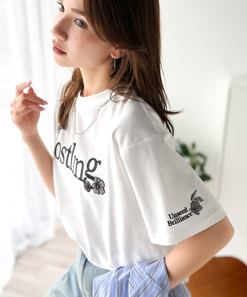 classicalelf（クラシカルエルフ）の「ナチュラルな中に、さりげない華。綿100％ロゴ×フラワー刺繍ビッグTシャツ（半袖）（Tシャツ/カットソー・レディース・チャコール/ネイビー/オートミール/ホワイト/グレイッシュベージュ・LARGE/MEDIUM/SMALL/X-LARGE）」の8枚目の写真
