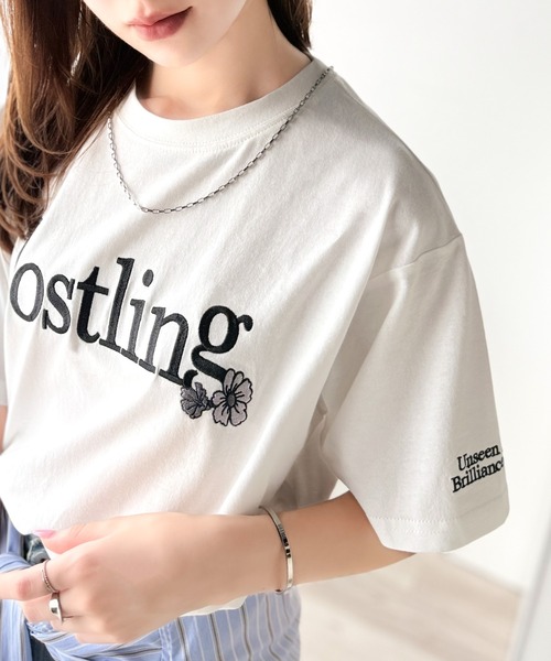 classicalelf（クラシカルエルフ）の「ナチュラルな中に、さりげない華。綿100％ロゴ×フラワー刺繍ビッグTシャツ（半袖）（Tシャツ/カットソー・レディース・チャコール/ネイビー/オートミール/ホワイト/グレイッシュベージュ・LARGE/MEDIUM/SMALL/X-LARGE）」の7枚目の写真