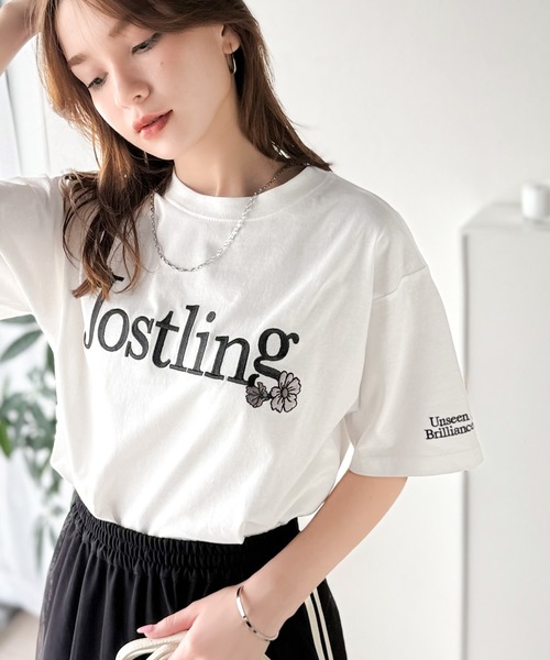 classicalelf（クラシカルエルフ）の「ナチュラルな中に、さりげない華。綿100％ロゴ×フラワー刺繍ビッグTシャツ（半袖）（Tシャツ/カットソー・レディース・チャコール/ネイビー/オートミール/ホワイト/グレイッシュベージュ・LARGE/MEDIUM/SMALL/X-LARGE）」の11枚目の写真