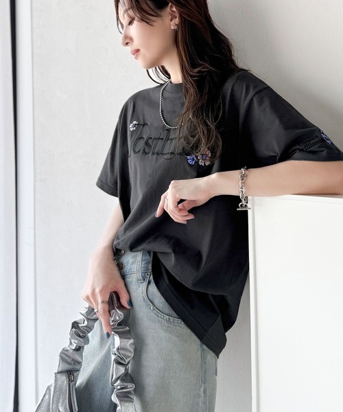 classicalelf（クラシカルエルフ）の「ナチュラルな中に、さりげない華。綿100％ロゴ×フラワー刺繍ビッグTシャツ（半袖）（Tシャツ/カットソー・レディース・チャコール/ネイビー/オートミール/ホワイト/グレイッシュベージュ・LARGE/MEDIUM/SMALL/X-LARGE）」の17枚目の写真