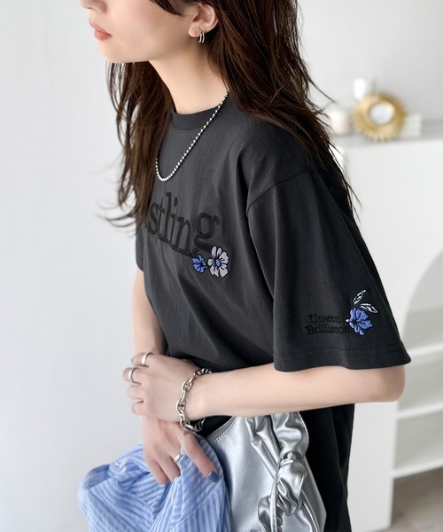 classicalelf（クラシカルエルフ）の「ナチュラルな中に、さりげない華。綿100％ロゴ×フラワー刺繍ビッグTシャツ（半袖）（Tシャツ/カットソー・レディース・チャコール/ネイビー/オートミール/ホワイト/グレイッシュベージュ・LARGE/MEDIUM/SMALL/X-LARGE）」の21枚目の写真