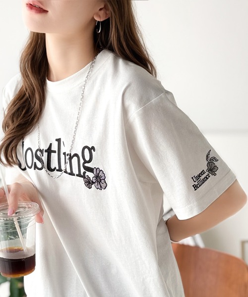 classicalelf（クラシカルエルフ）の「ナチュラルな中に、さりげない華。綿100％ロゴ×フラワー刺繍ビッグTシャツ（半袖）（Tシャツ/カットソー・レディース・チャコール/ネイビー/オートミール/ホワイト/グレイッシュベージュ・LARGE/MEDIUM/SMALL/X-LARGE）」の10枚目の写真