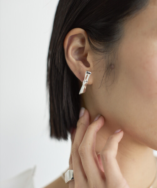Firsthand(ファーストハンド)の「Firsthand/ファーストハンド リボンモチーフピアス / スタッドピアス / 両耳用(ピアス(両耳用)・レディース・ゴールド/シルバー・ONE SIZE)」の1枚目の写真