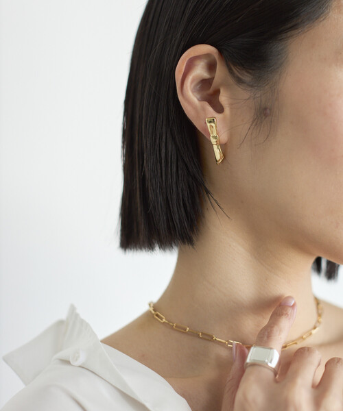 Firsthand(ファーストハンド)の「Firsthand/ファーストハンド リボンモチーフピアス / スタッドピアス / 両耳用(ピアス(両耳用)・レディース・ゴールド/シルバー・ONE SIZE)」の2枚目の写真