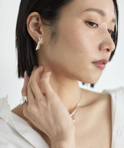 Firsthand(ファーストハンド)の「Firsthand/ファーストハンド リボンモチーフピアス / スタッドピアス / 両耳用(ピアス(両耳用)・レディース・ゴールド/シルバー・ONE SIZE)」の3枚目の写真