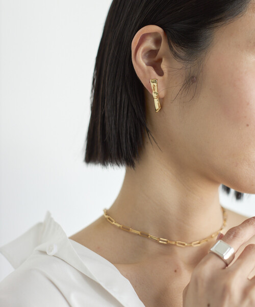 Firsthand(ファーストハンド)の「Firsthand/ファーストハンド リボンモチーフピアス / スタッドピアス / 両耳用(ピアス(両耳用)・レディース・ゴールド/シルバー・ONE SIZE)」の4枚目の写真