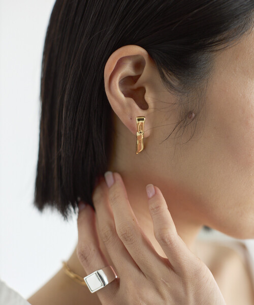 Firsthand(ファーストハンド)の「Firsthand/ファーストハンド リボンモチーフピアス / スタッドピアス / 両耳用(ピアス(両耳用)・レディース・ゴールド/シルバー・ONE SIZE)」の5枚目の写真