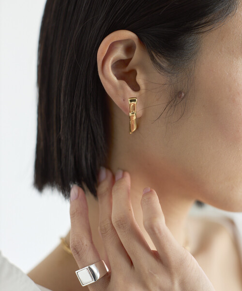 Firsthand(ファーストハンド)の「Firsthand/ファーストハンド リボンモチーフピアス / スタッドピアス / 両耳用(ピアス(両耳用)・レディース・ゴールド/シルバー・ONE SIZE)」の6枚目の写真