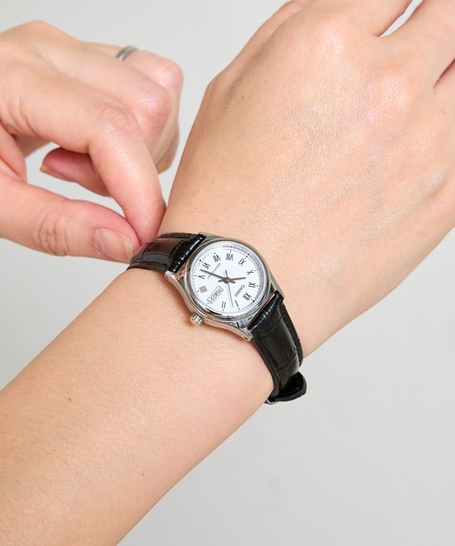CASIO(カシオ)の「CASIO 腕時計 スタンダード アナログ レザー LTP-V006L カレンダー付き シルバーケース(アナログ腕時計・レディース・ブラック/ブラック×ホワイト/ブラウン・FREE)」の4枚目の写真