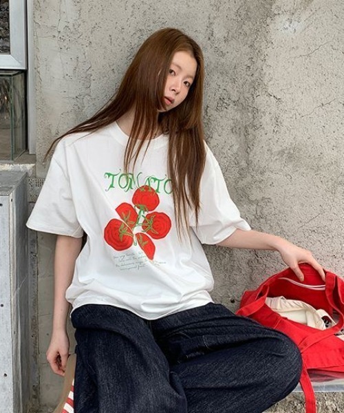 DIAVEL(ディアベル)の「TOMATO&スターフルーツ 選べるプリントTシャツ(Tシャツ/カットソー・レディース・グリーン/レッド・M)」の2枚目の写真