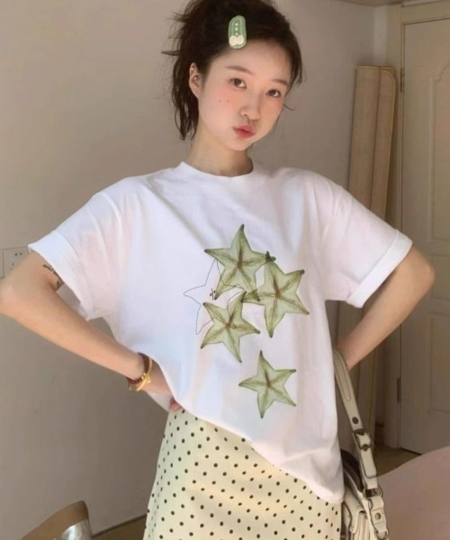 DIAVEL(ディアベル)の「TOMATO&スターフルーツ 選べるプリントTシャツ(Tシャツ/カットソー・レディース・グリーン/レッド・M)」の1枚目の写真