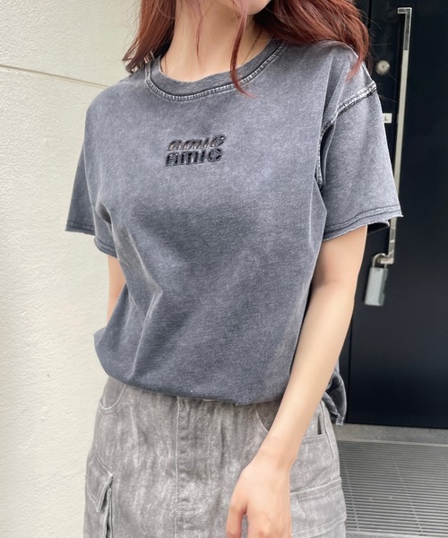 ROGER AND RAW(ロジャーアンドロウ)の「ヴィンテージ加工 ピグメント 刺繍Tシャツ(Tシャツ/カットソー・レディース・スミクロ/グレー/ホワイト/ブルー・FREE)」の2枚目の写真