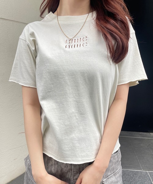 ROGER AND RAW(ロジャーアンドロウ)の「ヴィンテージ加工 ピグメント 刺繍Tシャツ(Tシャツ/カットソー・レディース・スミクロ/グレー/ホワイト/ブルー・FREE)」の13枚目の写真