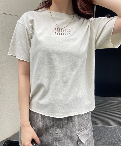 ROGER AND RAW(ロジャーアンドロウ)の「ヴィンテージ加工 ピグメント 刺繍Tシャツ(Tシャツ/カットソー・レディース・スミクロ/グレー/ホワイト/ブルー・FREE)」の12枚目の写真