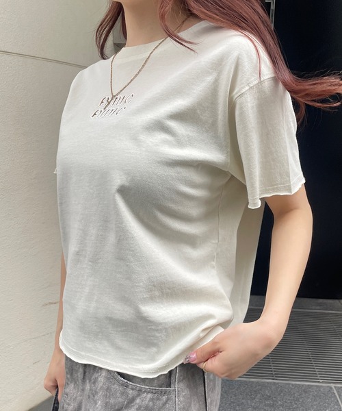 ROGER AND RAW(ロジャーアンドロウ)の「ヴィンテージ加工 ピグメント 刺繍Tシャツ(Tシャツ/カットソー・レディース・スミクロ/グレー/ホワイト/ブルー・FREE)」の11枚目の写真