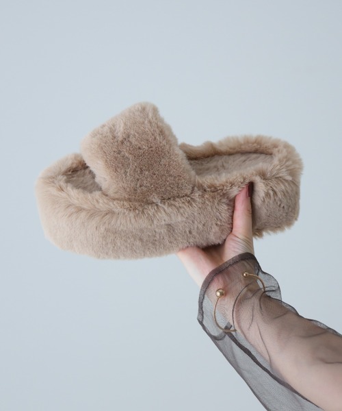 VIVIAN（ヴィヴィアン）の「ふわふわファー厚底スリッパサンダル（サンダル・レディース・ピンク/ベージュ/ブラック・LL/L/M/S）」の2枚目の写真