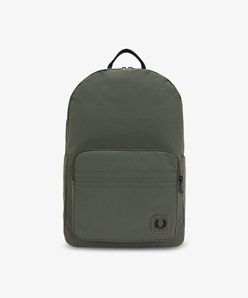 FRED PERRY（フレッドペリー）の「Nylon Badge Backpack／ナイロンバッジバックパック（バックパック/リュック・メンズ・ブラック/ダークカーキ・ONE SIZE）」の2枚目の写真