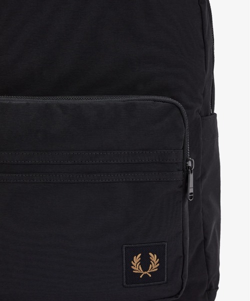 FRED PERRY（フレッドペリー）の「Nylon Badge Backpack／ナイロンバッジバックパック（バックパック/リュック・メンズ・ブラック/ダークカーキ・ONE SIZE）」の11枚目の写真
