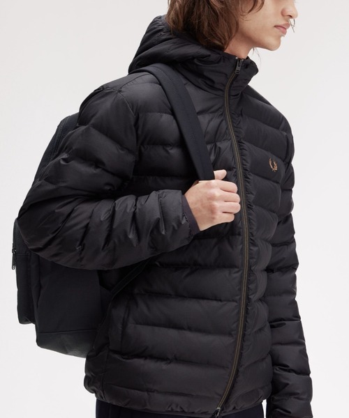 FRED PERRY（フレッドペリー）の「Nylon Badge Backpack／ナイロンバッジバックパック（バックパック/リュック・メンズ・ブラック/ダークカーキ・ONE SIZE）」の5枚目の写真