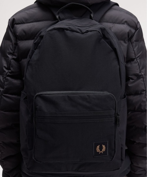 FRED PERRY（フレッドペリー）の「Nylon Badge Backpack／ナイロンバッジバックパック（バックパック/リュック・メンズ・ブラック/ダークカーキ・ONE SIZE）」の6枚目の写真
