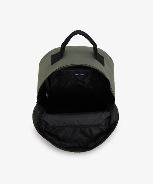FRED PERRY（フレッドペリー）の「Nylon Badge Backpack／ナイロンバッジバックパック（バックパック/リュック・メンズ・ブラック/ダークカーキ・ONE SIZE）」の14枚目の写真