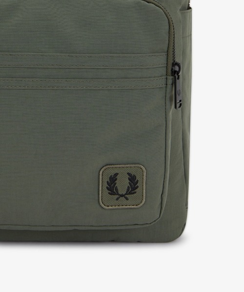 FRED PERRY（フレッドペリー）の「Nylon Badge Backpack／ナイロンバッジバックパック（バックパック/リュック・メンズ・ブラック/ダークカーキ・ONE SIZE）」の15枚目の写真
