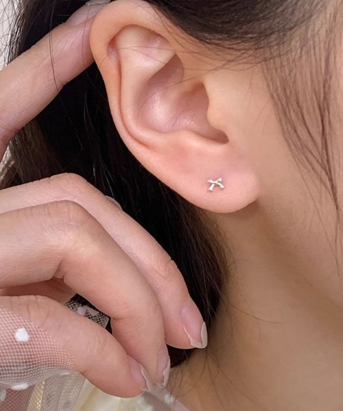 yu-ka(ユーカ)の「YU-KA:リボンデザインミニピアス ribbon design mini pierce(ピアス(両耳用)・レディース・シルバー・FREE)」の1枚目の写真
