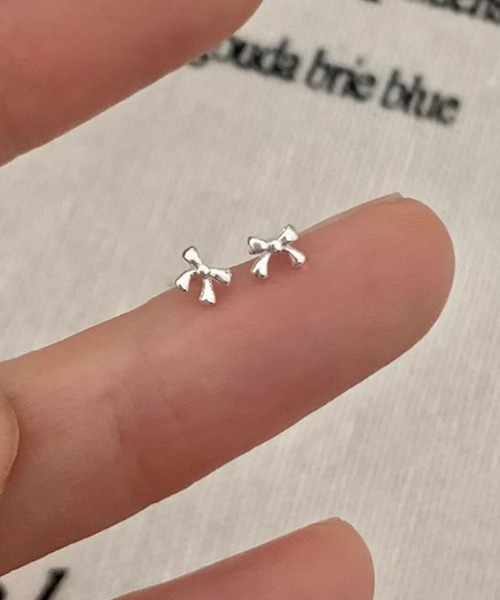 yu-ka(ユーカ)の「YU-KA:リボンデザインミニピアス ribbon design mini pierce(ピアス(両耳用)・レディース・シルバー・FREE)」の2枚目の写真