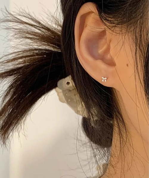 yu-ka(ユーカ)の「YU-KA:リボンデザインミニピアス ribbon design mini pierce(ピアス(両耳用)・レディース・シルバー・FREE)」の3枚目の写真