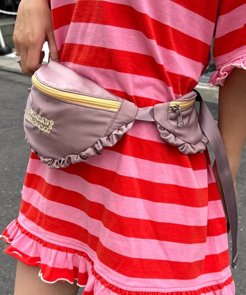 HELLO.SANFRANCISCO（ハローサンフランシスコ）の「【HELLO.SANFRANCISCO/ハローサンフランシスコ】サテンフリルコンビウエストBAG（ボディバッグ/ウエストポーチ・レディース・イエロー/パープル・ONE SIZE）」の2枚目の写真