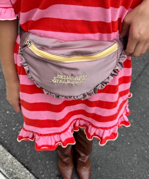 HELLO.SANFRANCISCO（ハローサンフランシスコ）の「【HELLO.SANFRANCISCO/ハローサンフランシスコ】サテンフリルコンビウエストBAG（ボディバッグ/ウエストポーチ・レディース・イエロー/パープル・ONE SIZE）」の4枚目の写真