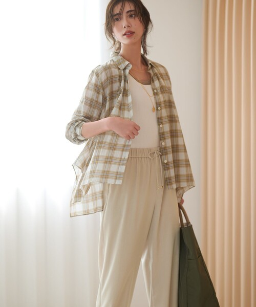 23区(ニジュウサンク)の「【WEB&一部店舗限定】シアーコットン チェック シャツ(シャツ/ブラウス・レディース・ベージュ系3/ブラック系3・38)」の4枚目の写真