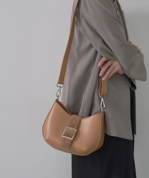 GALLEST（ギャレスト）の「バックルムーンバッグ（ショルダーバッグ・レディース・ブラック/ベージュ・00）」の4枚目の写真