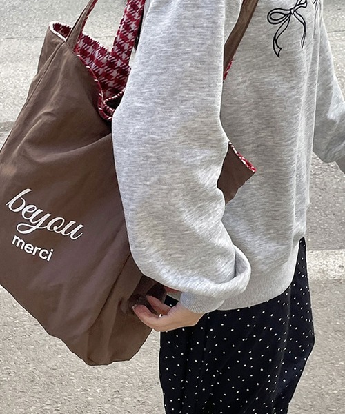 florist(フローリスト)の「リバーシブル ボア アソート柄トートバッグ(A4収納可)(トートバッグ・レディース・ブラウン系1/ホワイト系1/レッド系5/ベージュ系1/ブラウン系3/ブラック系4/レッド系4/グレー系6/ブラウン系2/ベージュ系6・FREE)」の20枚目の写真