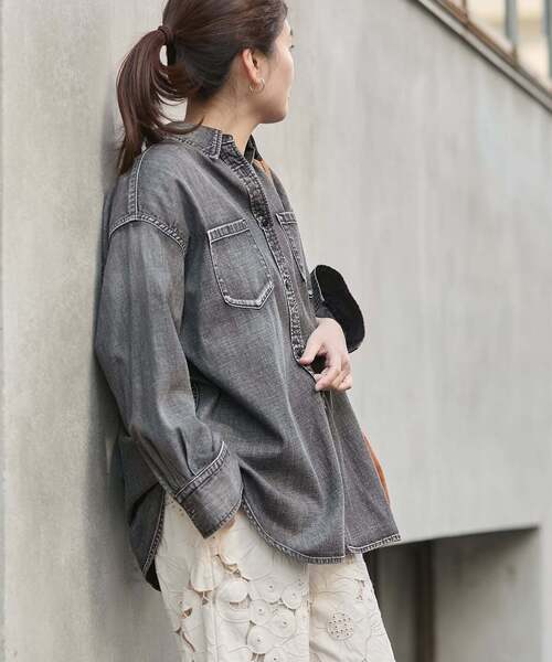 JOURNAL STANDARD（ジャーナルスタンダード）の「《追加3》ライトオンスデニムシャツ（シャツ/ブラウス・レディース・ブラック系その他/キャメル/ブルー系その他・FREE）」の2枚目の写真