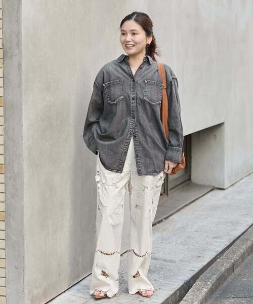 JOURNAL STANDARD（ジャーナルスタンダード）の「《追加3》ライトオンスデニムシャツ（シャツ/ブラウス・レディース・ブラック系その他/キャメル/ブルー系その他・FREE）」の4枚目の写真