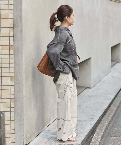 JOURNAL STANDARD（ジャーナルスタンダード）の「《追加3》ライトオンスデニムシャツ（シャツ/ブラウス・レディース・ブラック系その他/キャメル/ブルー系その他・FREE）」の14枚目の写真